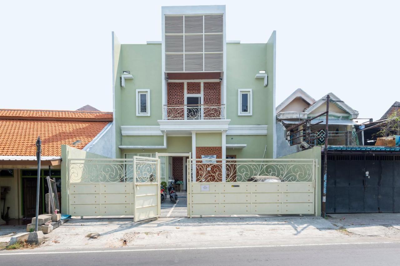 Oyo 3706 Griya Tentrem Syariah Lamongan Buitenkant foto